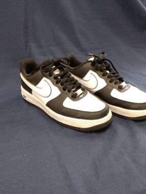 Nike Men’s Low-Top Black and White Sneakers 8.5